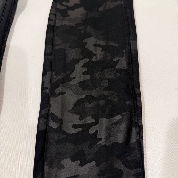 SPANX Black and Camo Leggings Set of 3 - Picture 4 of 6